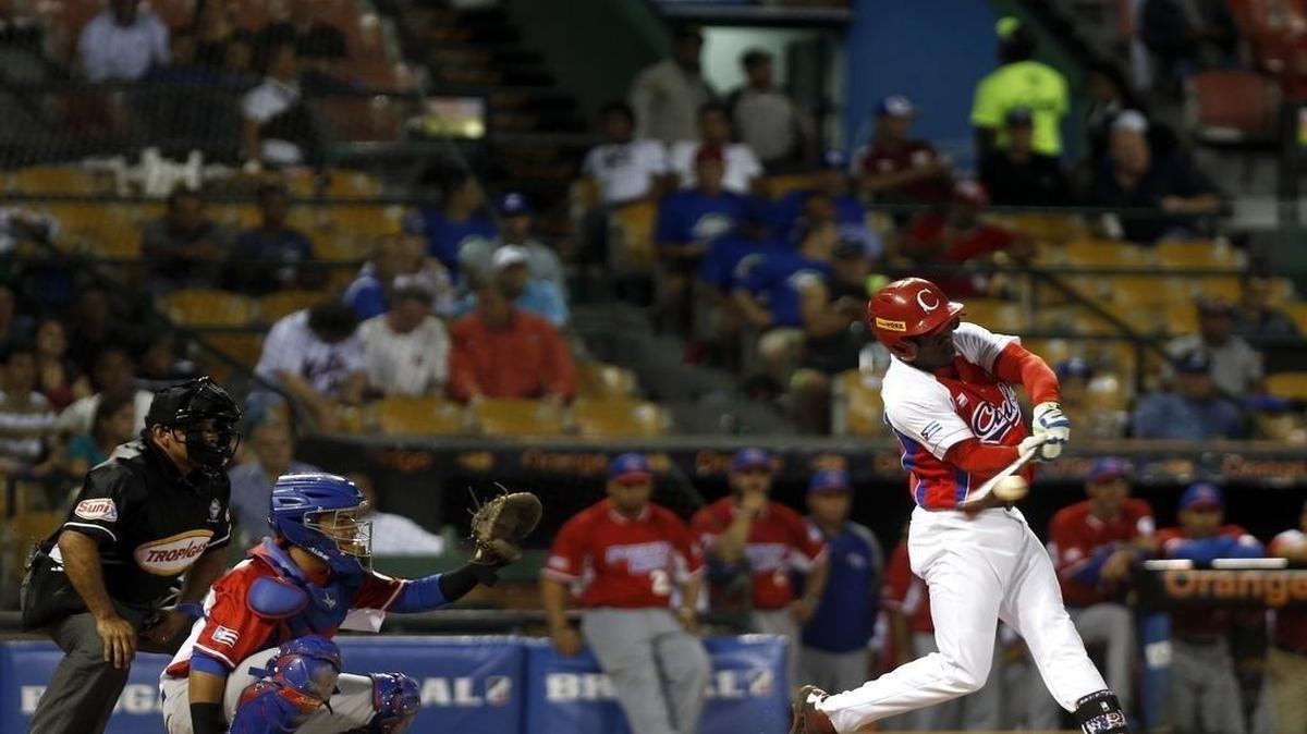 EL PELOTERO cubano de Ciego de Ávila José Adolis García en partido frente a los Cangrejeros de Santurce de Puerto Rico, en la Serie del Caribe celebrada en el Estadio Quisqueya de Santo Domingo, República Dominicana, el 3 de febrero del 2016.