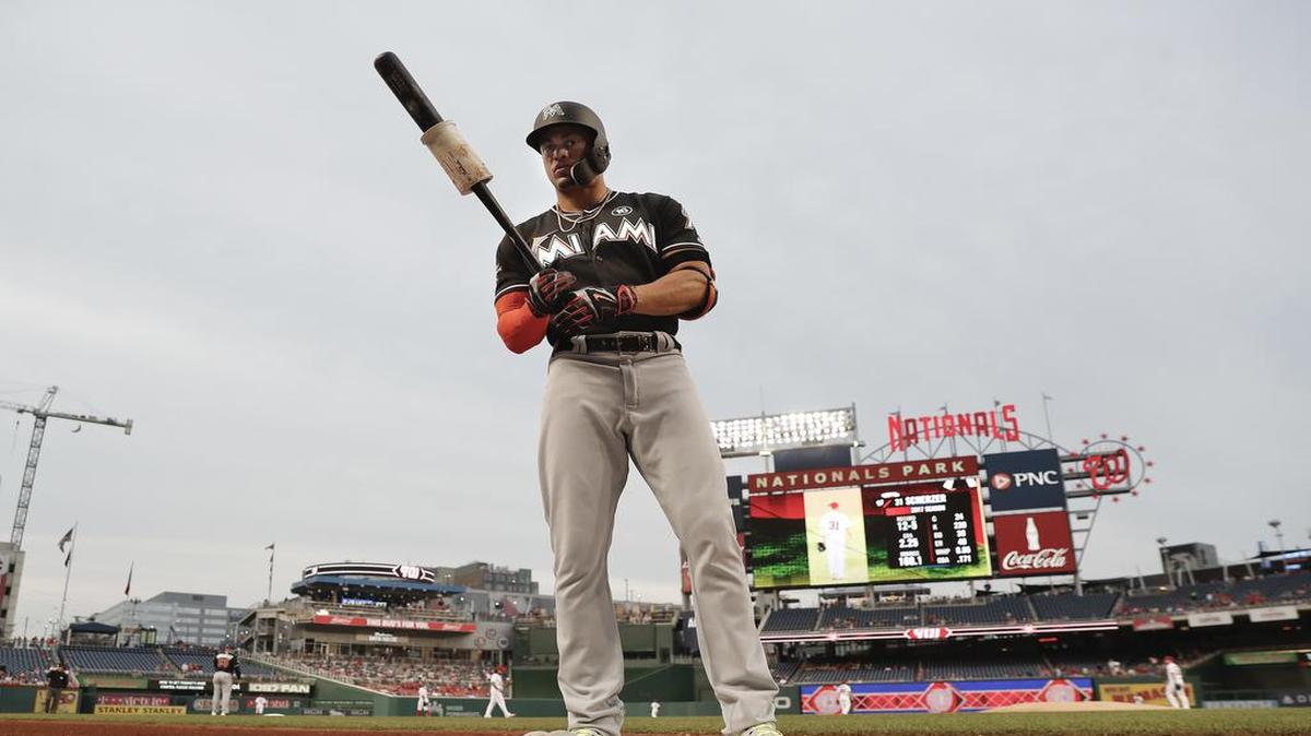 GIANCARLO STANTON espera turno para batear contra los Nacionales el 28 de agosto.
