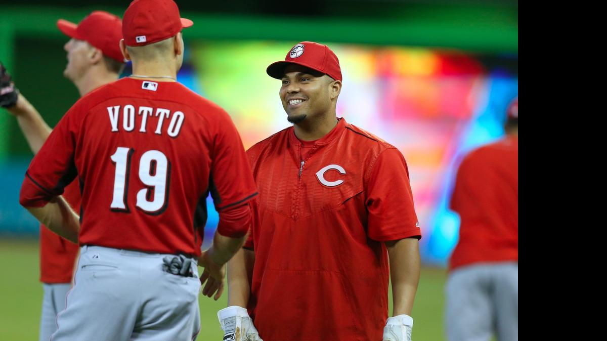 
BRAYAN PEÑA conversa con su compañero de equipo, Joey Votto, antes del inicio de un juego en Miami el 9 de julio.
