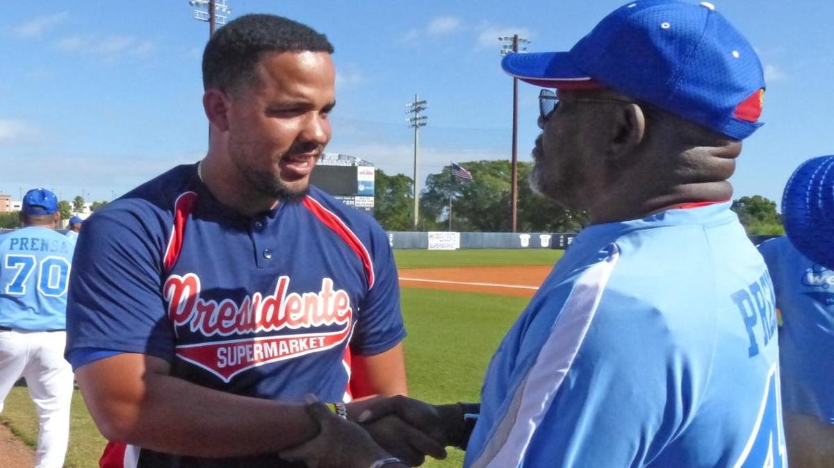 JOSÉ ABREU (i) conversa con Agustín Marquetti en el choque de enero del 2015.