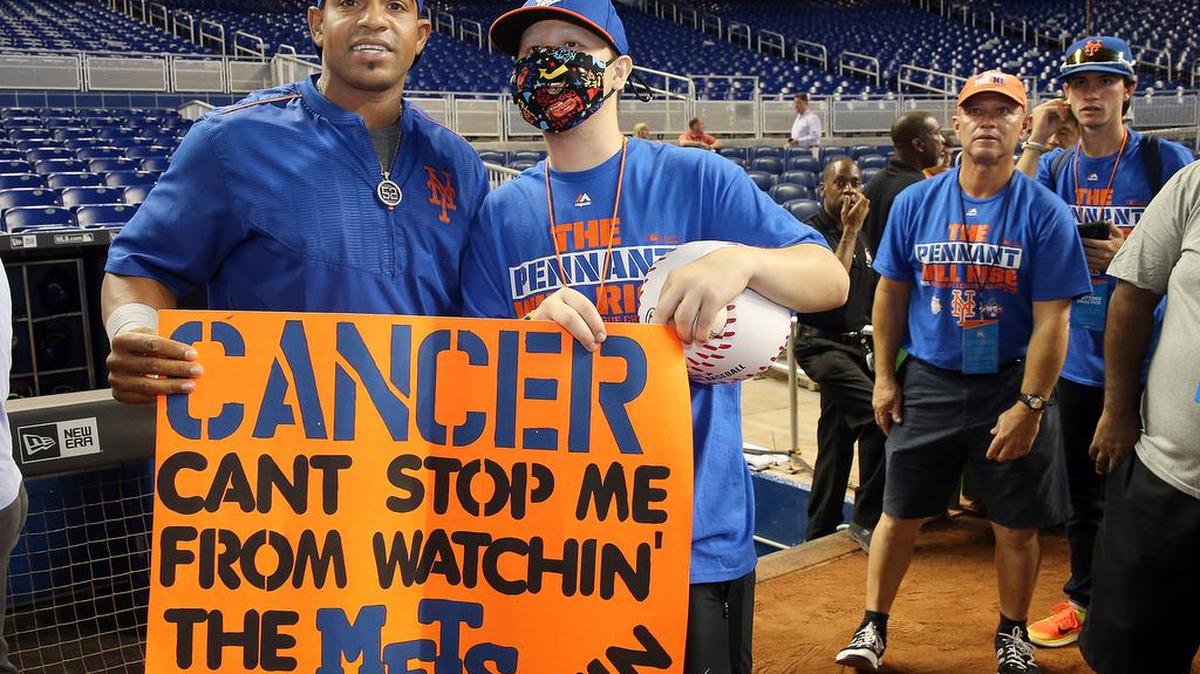 El cubano Yoenis Céspedes con el paciente de cáncer Kevin Delgado, su padre David (al centro atrás) y su hermano Keneth Delgado, quienes viajaron desde Puerto Rico para ver el partido contra los Marlins, el sábado 23 de julio del 2016 en Miami.