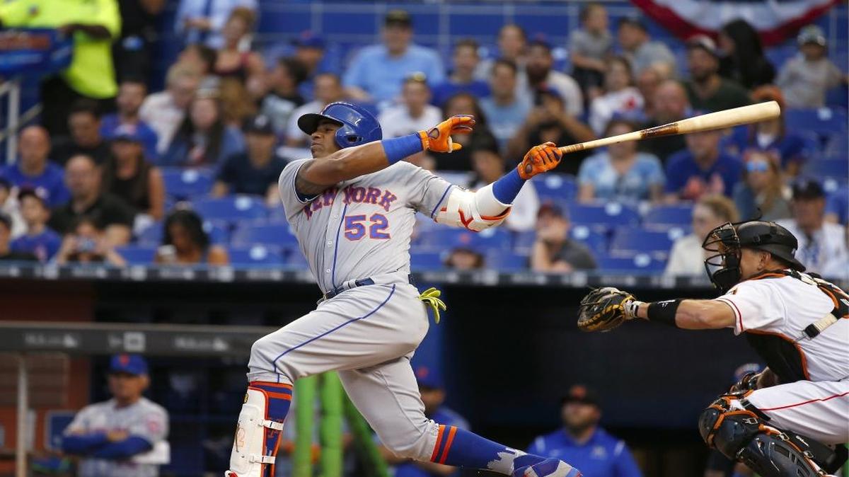 YOENIS CÉSPEDES batea por los Mets en un partido contra los Marlins el 13 de abril del 2017 en Miami.