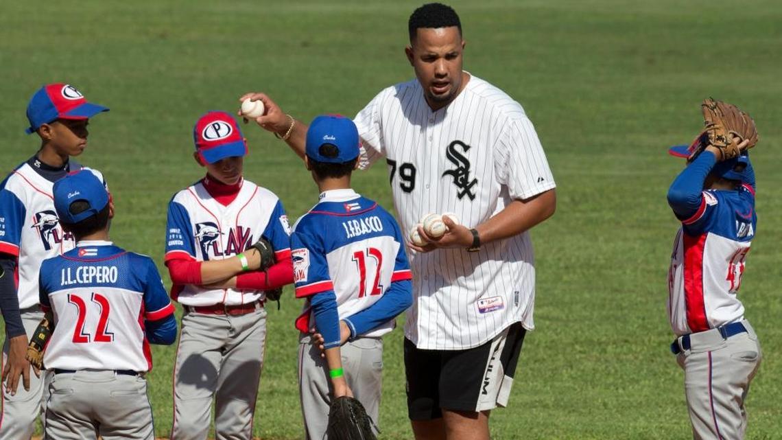 JOSE ABREU, de los Medias Blancas, imparte conocimientos a niños en La Habana el 16 de diciembre del 2015.