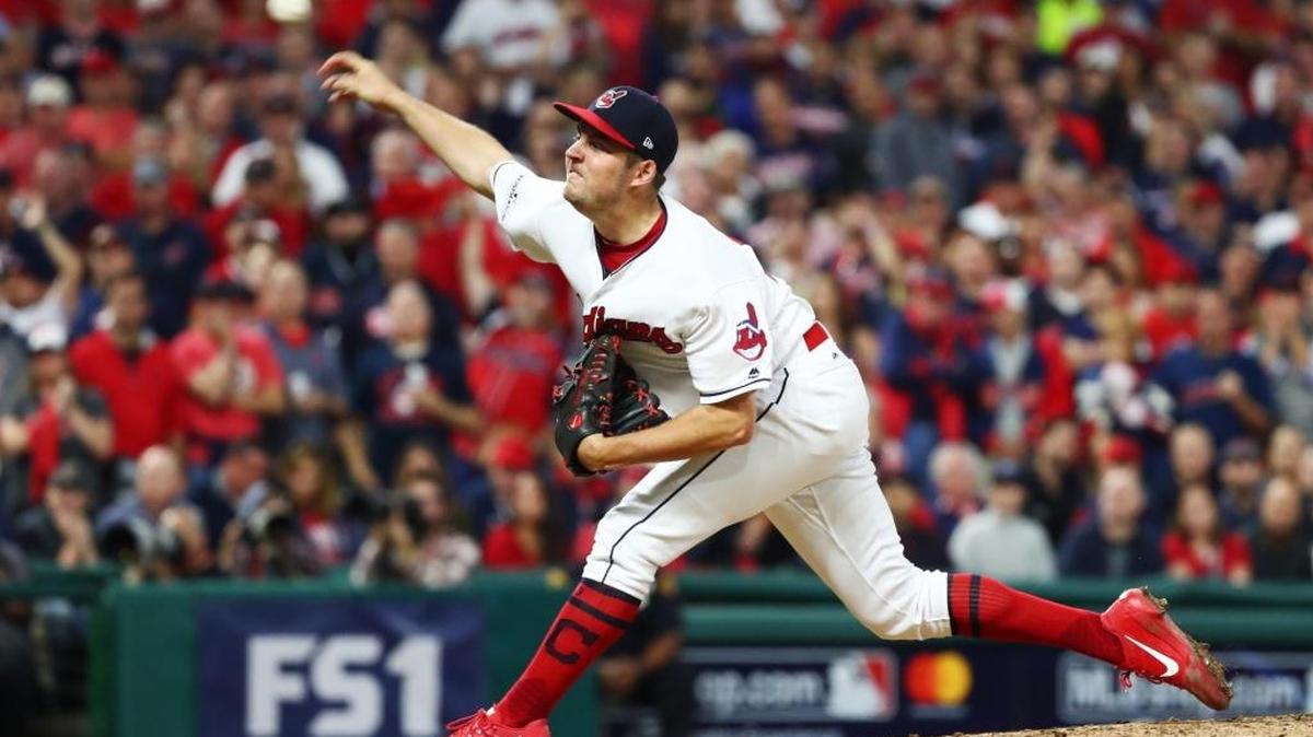 Trevor Bauer, de los Indios, lanza en el tercer inning contra los Yankees en elprimer juego de la Serie Divisional de la Liga Americana, en el Progressive Field, el 5 de octubre del 2017 en Cleveland, Ohio.