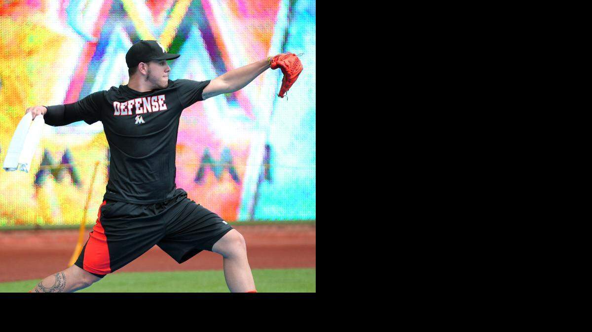 
El lanzador de los Marlins Miami José Fernández lanza durante una sesión abierta a los medios de comunicación el Viernes, 03 de octubre 2014, en el Marlins Park en Miami como parte de su programa de recuperación de una cirugía Tommy John en su codo derecho el 16 de mayo.
