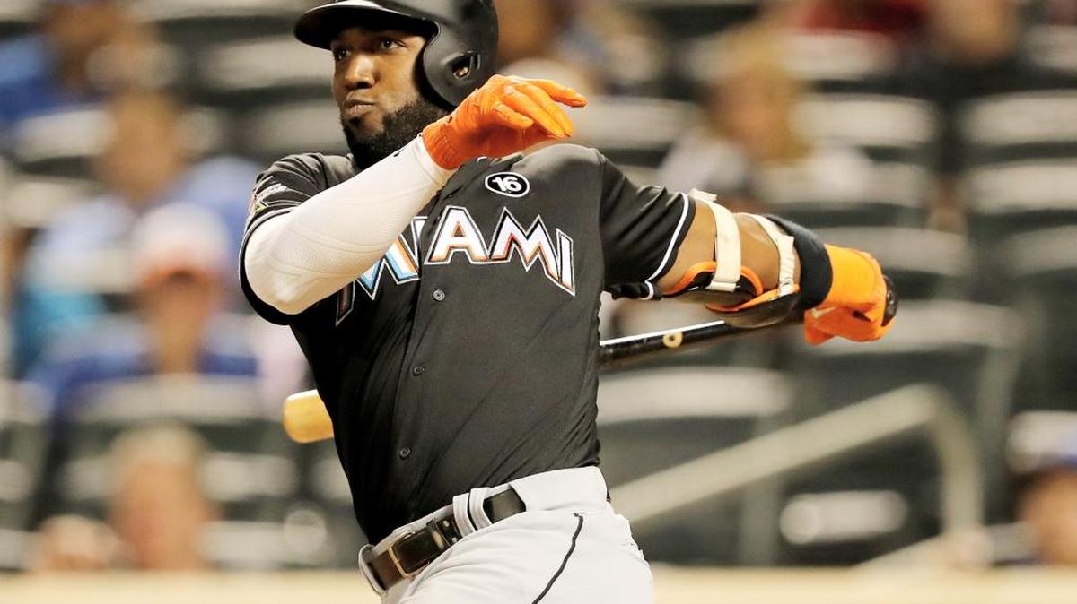 Marcell Ozuna, de los Marlins, impulsa una carrera en el sexto inning contra los Mets, la noche del sábado 19 de agosto del 2017 en el Citi Field en Nueva York.