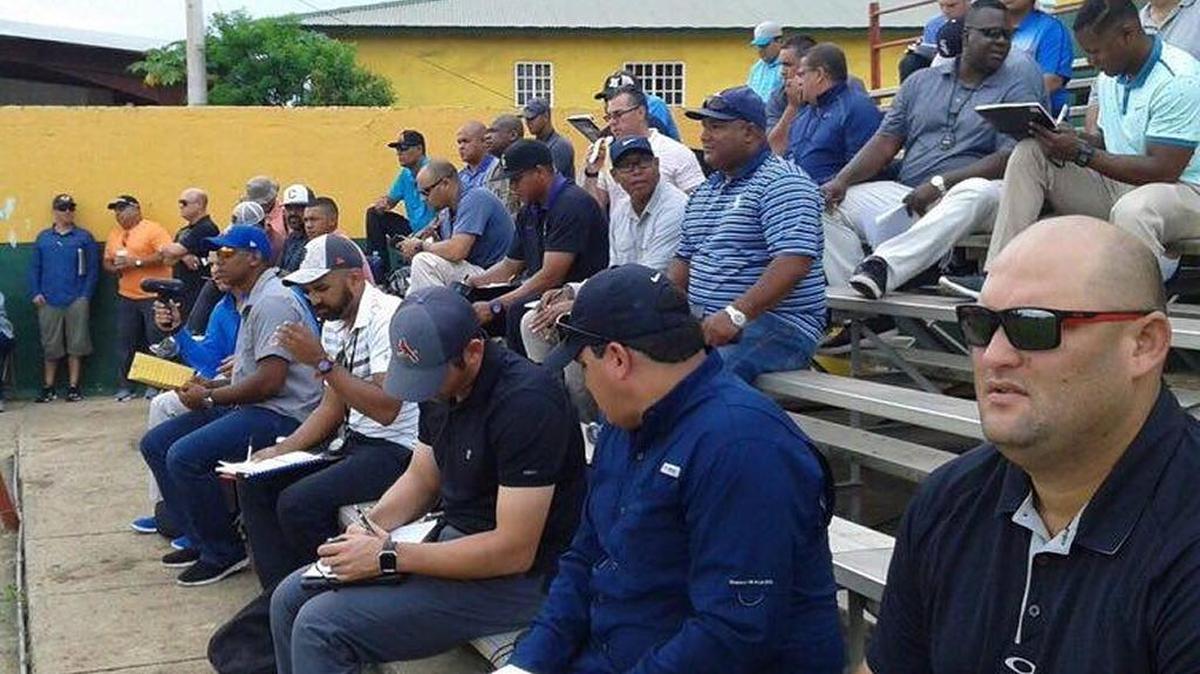 ALGUNOS DE los scouts que presencian los juegos del Panamericano Sub-16.