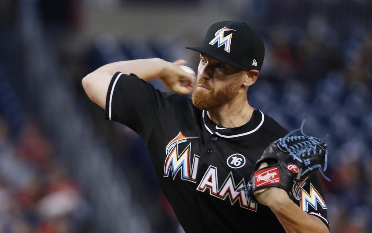 El abridor de los Marlins Dan Straily permitió cinco anotaciones, todas limpias, con seis sencillos en tres y un tercio de innings de labor ante los Nacionales. Dio dos pasaportes y no ponchó a nadie.