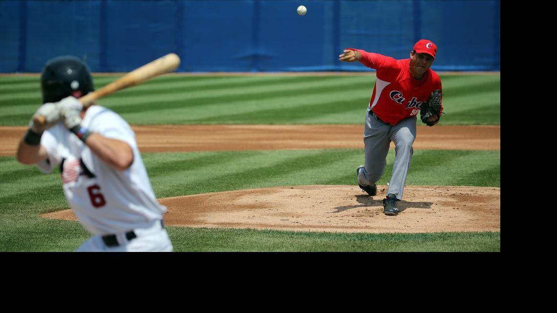 
EL LANZADOR cubano Yosbany Torres (d) realiza un lanzamiento al estadounidense Casey Coleman (i), el sábado 18 de julio, durante el partido de béisbol entre Cuba y Estados Unidos, en los Juegos Panamericanos de Toronto, Canadá. 
