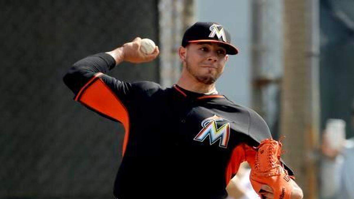 
José Fernández lanza en una sesión de bullpen el domingo en Jupiter, Florida.


