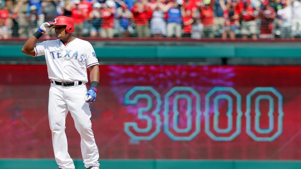 Adrián Beltré, de los Rangers, saluda luego de conectar un doble al lanzador de los Orioles Wade Miley en el cuarto inning, el domingo 30 de julio del 2017, en Arlington, Texas, para sumar el hit 3,000 de su carrera.