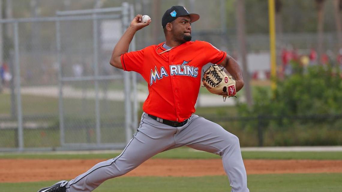 ODRISAMER DESPAIGNE lanza en el Roger Dean Stadium de Jupiter, Florida, el 20 de febrero del 2018.