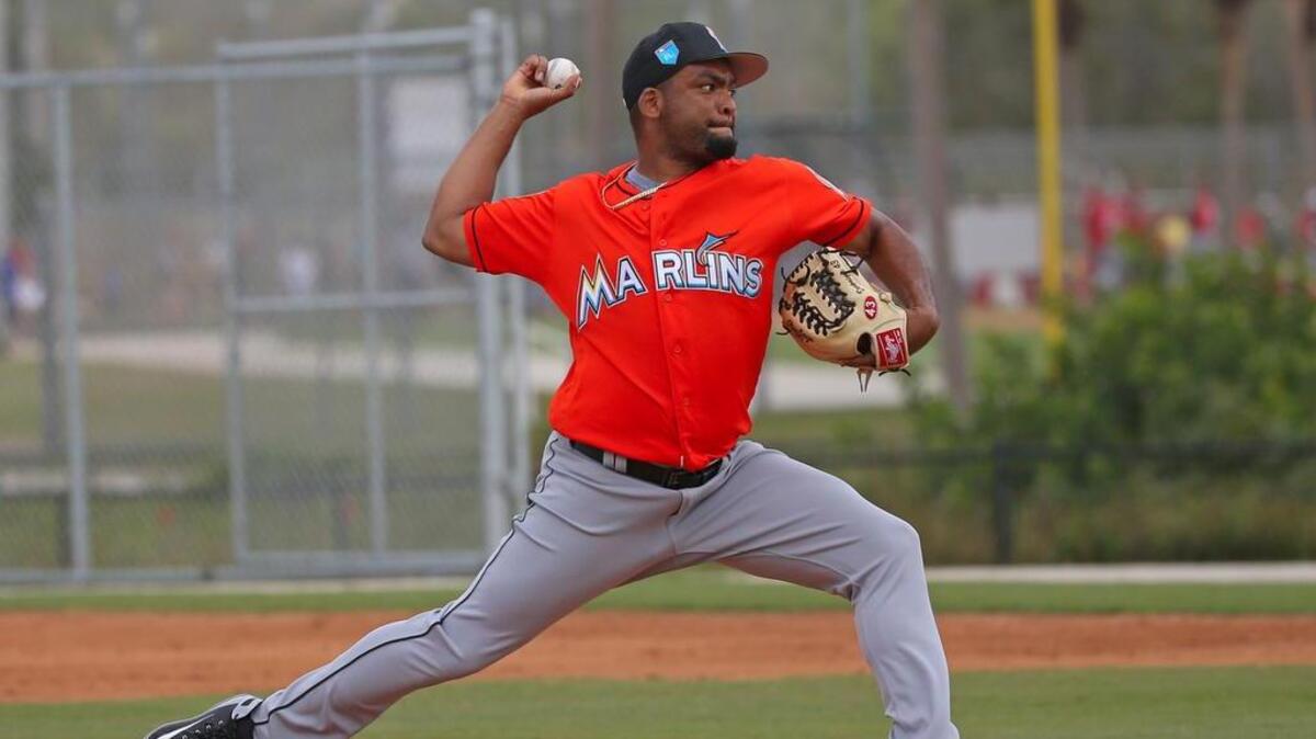 ODRISAMER DESPAIGNE lanza en el Roger Dean Stadium de Jupiter, Florida, el 20 de febrero del 2018.
