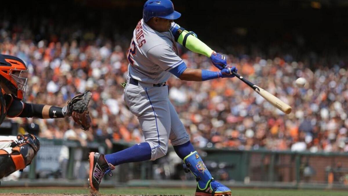 El cubano Yoenis Céspedes conecta un jonrón contra los Gigantes en el tercer inning, el sábado 20 de agosto del 2016, en San Francisco.