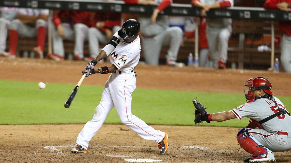 
Dee Gordon, de los Marlins de Miami conceta el doble de la victoria para derrotar a los Filis de Filadelfia 4-3 en la undécima entrada de un partido de béisbol en Miércoles, 23 de septiembre 2015, en el Marlins Park en Miami.
