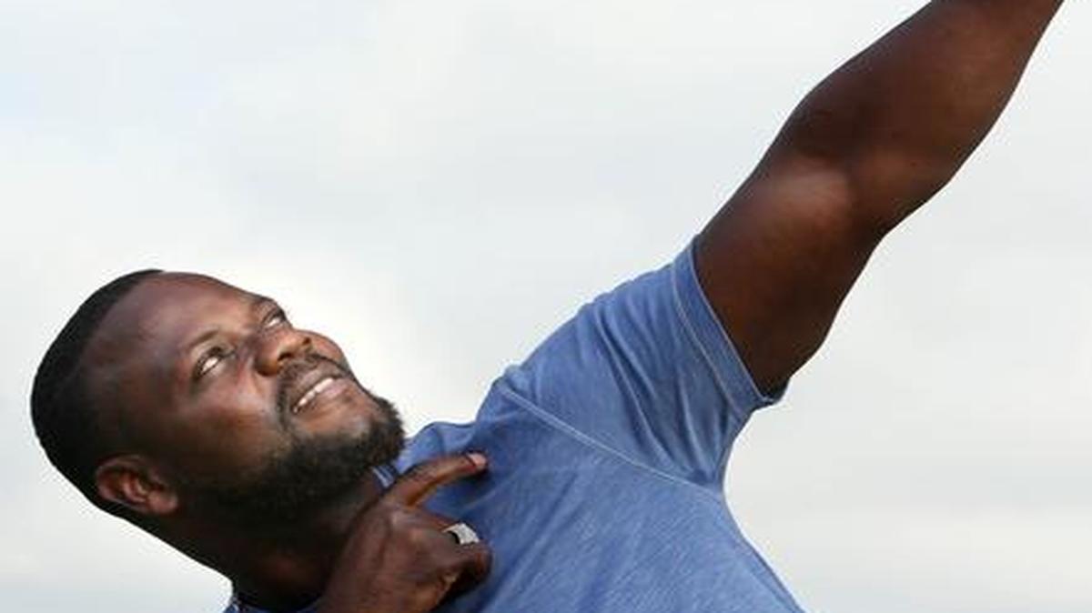 
El dominicano Fernando Rodney realiza su tradicional gesto de lanzar una flecha como lo hace al final de cada partido que salva en las Mayores, el 13 de enero del 2015 en Miami. 



