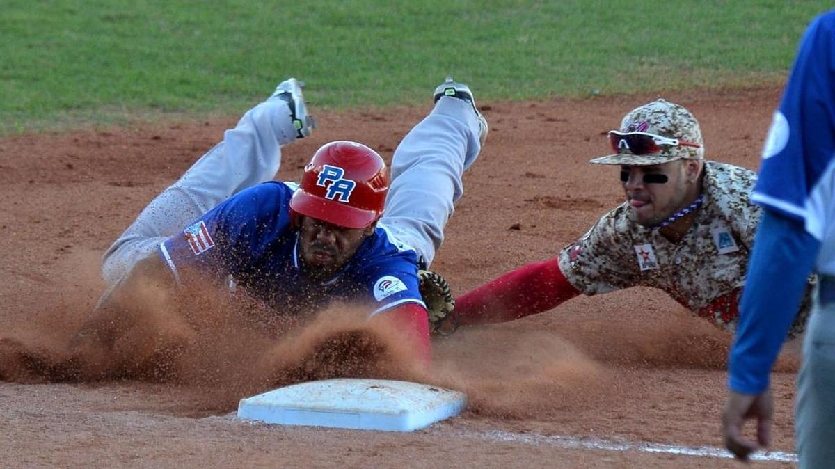 Félix Pérez (der.), de Venezuela, pone out a Henry Ramos, de Puerto Rico, el sábado.