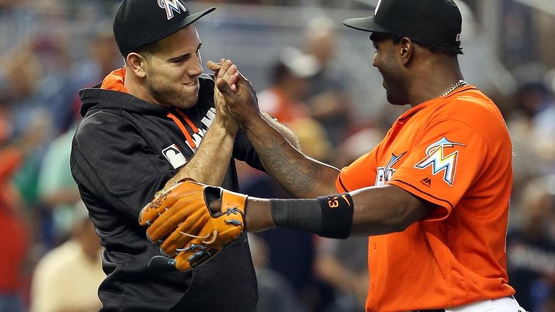 JOSE FERNANDEZ celebra con Marcell Ozuna un triunfo sobre los Mets el 5 de junio del 2016 en Miami.