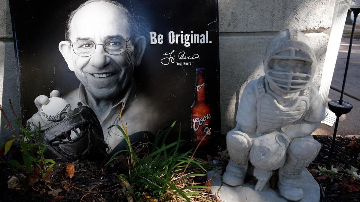 
UN PEQUEÑO santuario en homenaje a Yogi Berra en el patio de la casa donde nació en San Luis.
