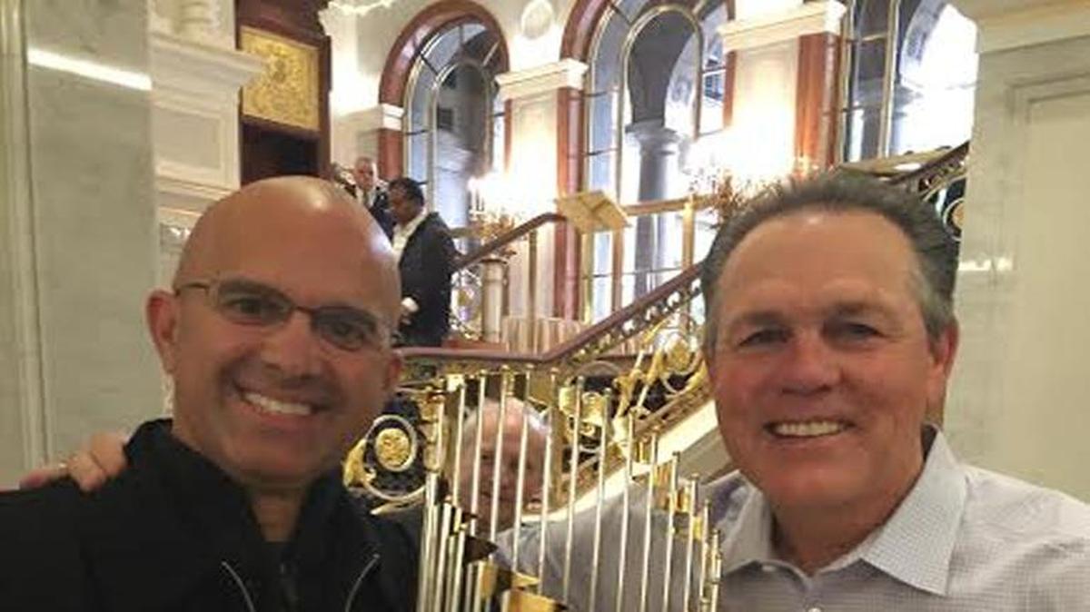 PEDRO GRIFOL (i) sostiene el trofeo de la Serie Mundial junto al manager de Kansas City Ned Yost.