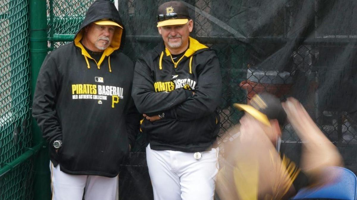 
EUCLIDES ROJAS (d), coach de bullpen de los Piratas, contempla a lanzadores junto al coach de pitcheo Ray Searage el 27 de marzo del 2014.
