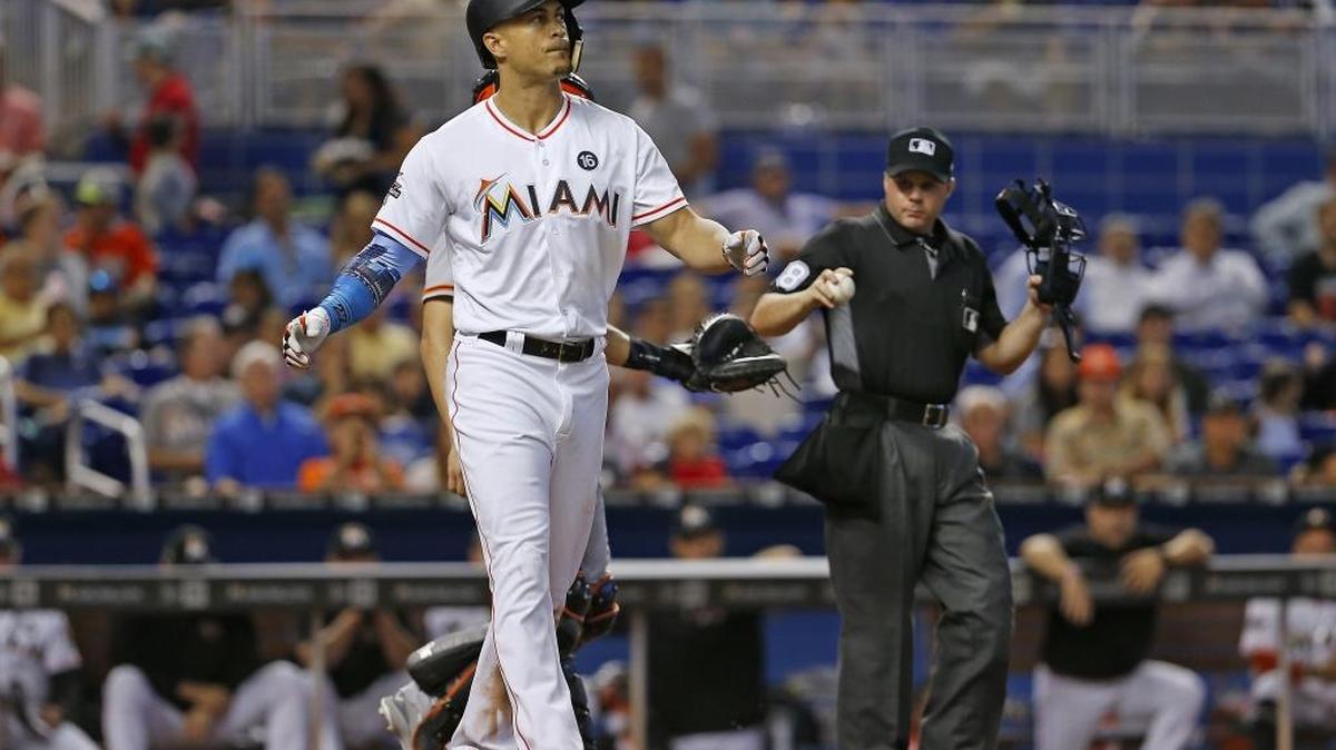 Giancarlo Stanton, jardinero derecho de los Marlins, vio este miércoles rota su racha de jonrones ante los Gigantes en Miami.