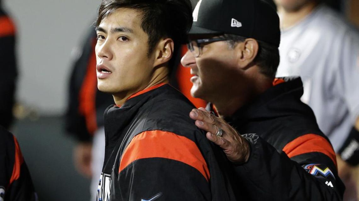 WEI-YIN CHEN sale del box junto al manager Don Mattingly (d) tras siete entradas sin hit.