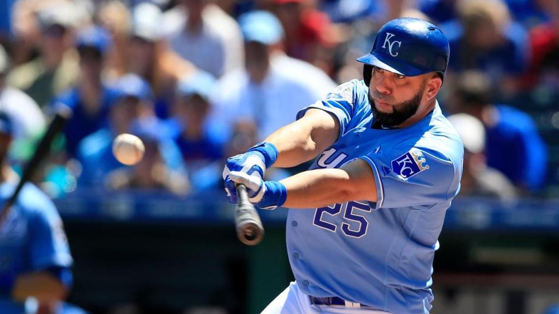 KENDRYS MORALES conecta un jonrón contra los Mellizos el 21 de agosto del 2016 en Kansas City.
