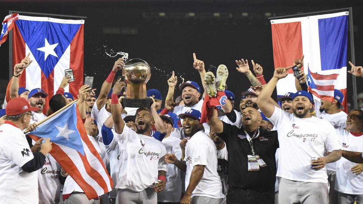 Los jugadores de los Criollos de Caguas de Puerto Rico celebran el triunfo ante Águilas de Mexicali el 7 de febrero de 2017, tras el partido de la final de la Serie del Caribe en Culiacán, México.