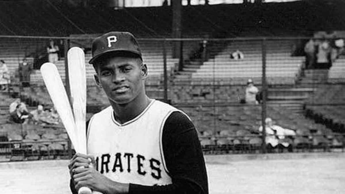Roberto Clemente con el uniforme de los Piratas en una foto de archivo de 1960.