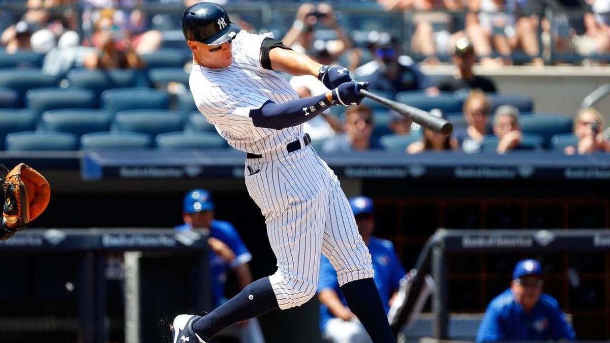 Aaron Judge logró el cuadrangular histórico de dos carreras al mandar la pelota por encima del bullpen del Yankee Stadium, entre el jardín derecho y central, en la cuarta entrada del partido contra los Azulejos de Toronto.