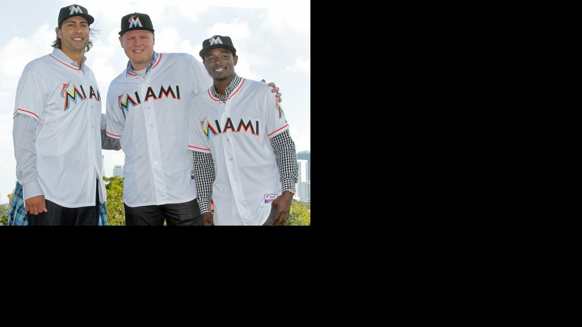 
Michael Morse, Mat Latos y Dee Gordan, los nuevos jugadores de los Marlins, que fueron presentados el viernes en Miami.

