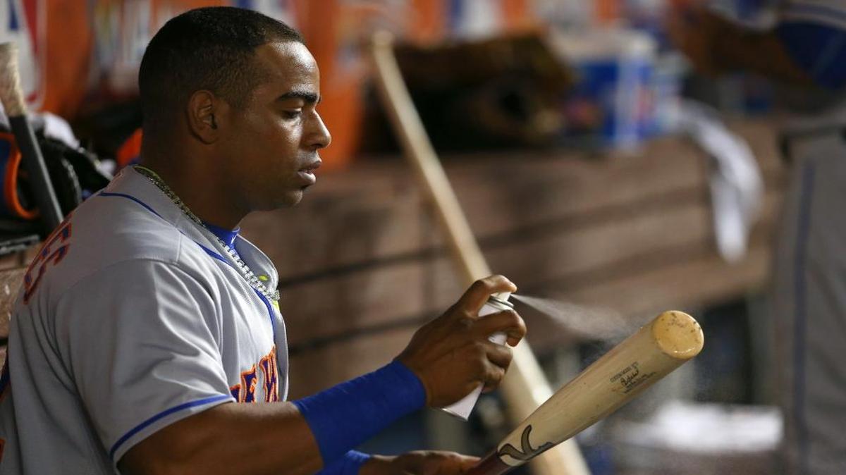 YOENIS CESPEDES prepara su bate antes de consumir turno contra los Marlins el 28 de septiembre del 2016.