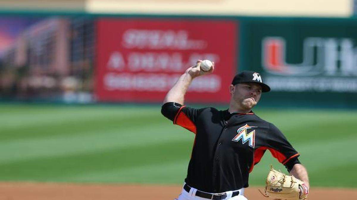 
 El derecho de los Marlins David Phelps lanza contra los Cardenales el 5 de marzo en la pretemporada.


