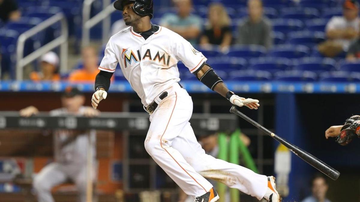 ADEINY HECHAVARRIA batea en un choque contra San Francisco el 1 de julio en Miami.
