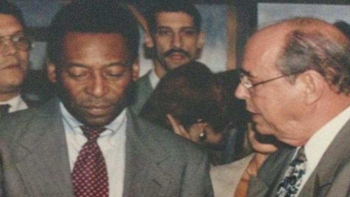 
EL PERIODISTA cubano Gonzalo López Silvero con el astro del fútbol mundial, el brasileño Pelé.
