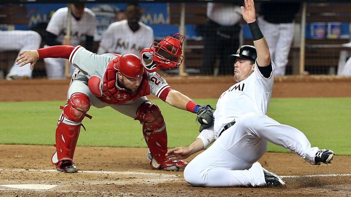 
Justin Bour (der.), de los Marlins, es puesto out en el plato, por Cameron Rupp, de los Filis, el viernes.
