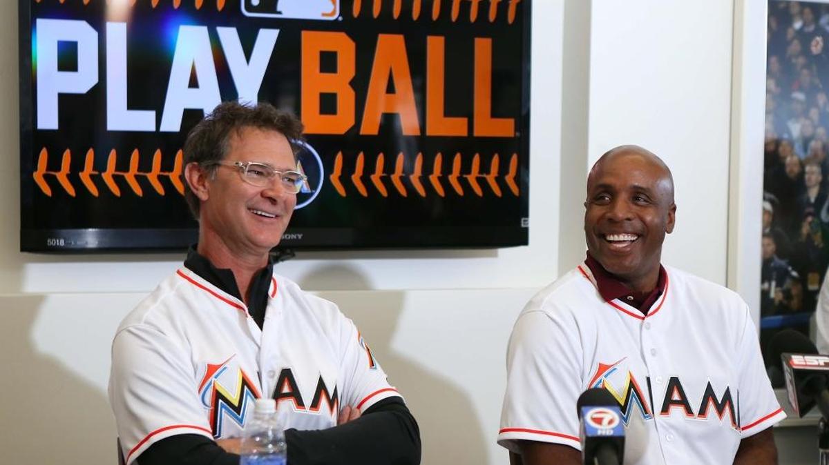 El mánager de los Marlins Don Mattingly (izq.) y el coach de bateo Barry Bond durante el FanFest en el Marlins Park en Miami, el sábado 20 de febrero del 2016.