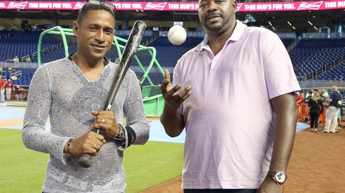 
LUIS ULACIA y Pedro Luis Lazo durante una visita al parque de los Marlins el 11 de septiembre.
