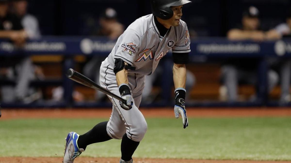 El japonés de los Marlins Ichiro Suzuki batea de hit contra los Rays en el triunfo del miércoles en Tampa.