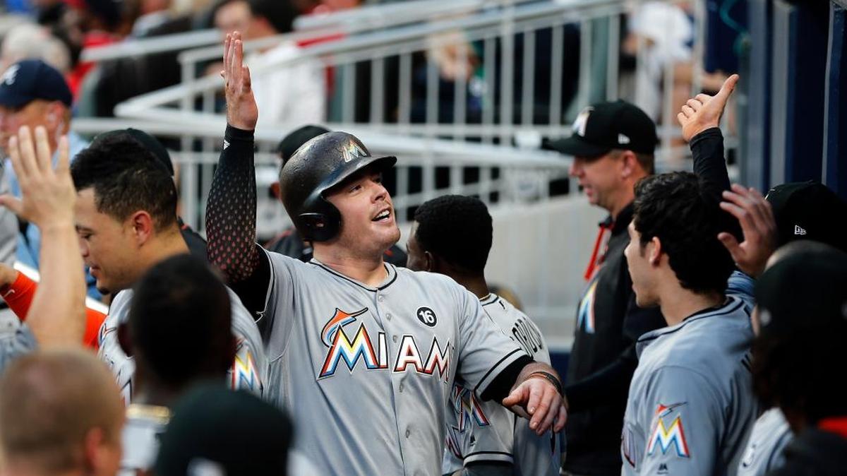 Justin Bour, de los Marlins, celebra luego de disparar un jonrón solitario en el cuarto inning contra los Bravos, en el SunTrust Park la noche del viernes 16 de junio del 2017 en Atlanta, Georgia.