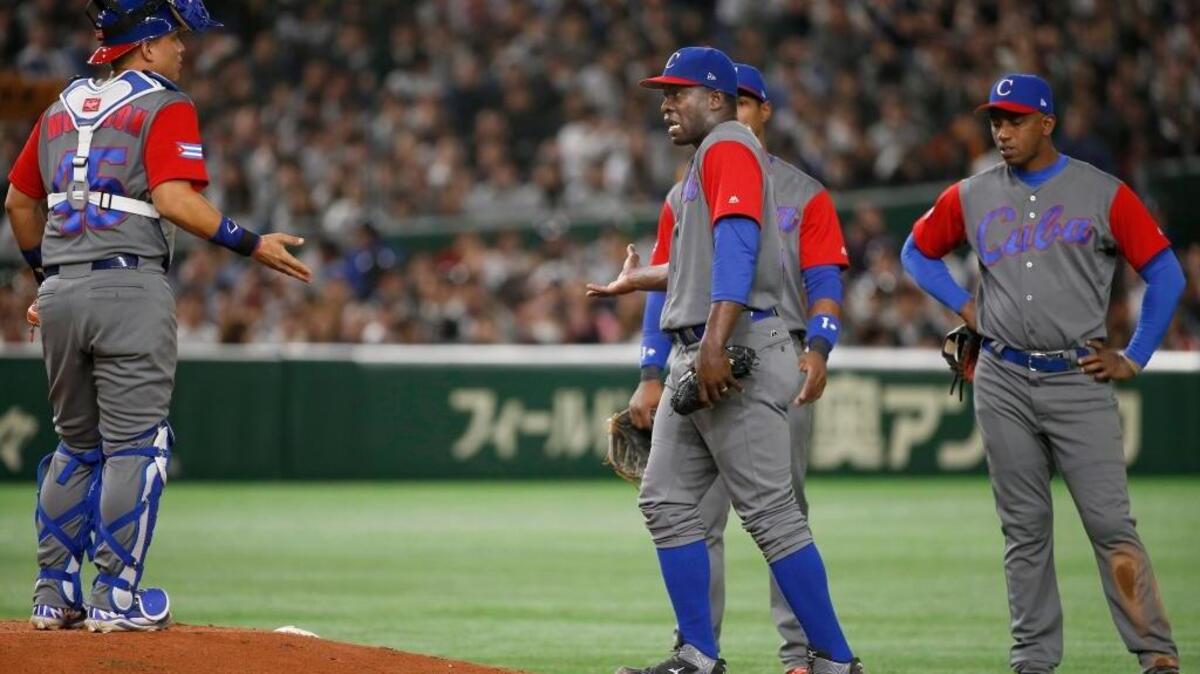 EL PITCHER Noelvis Entenza (c) conversa con el receptor Frank Morejón en el juego contra Japón este 7 de marzo.