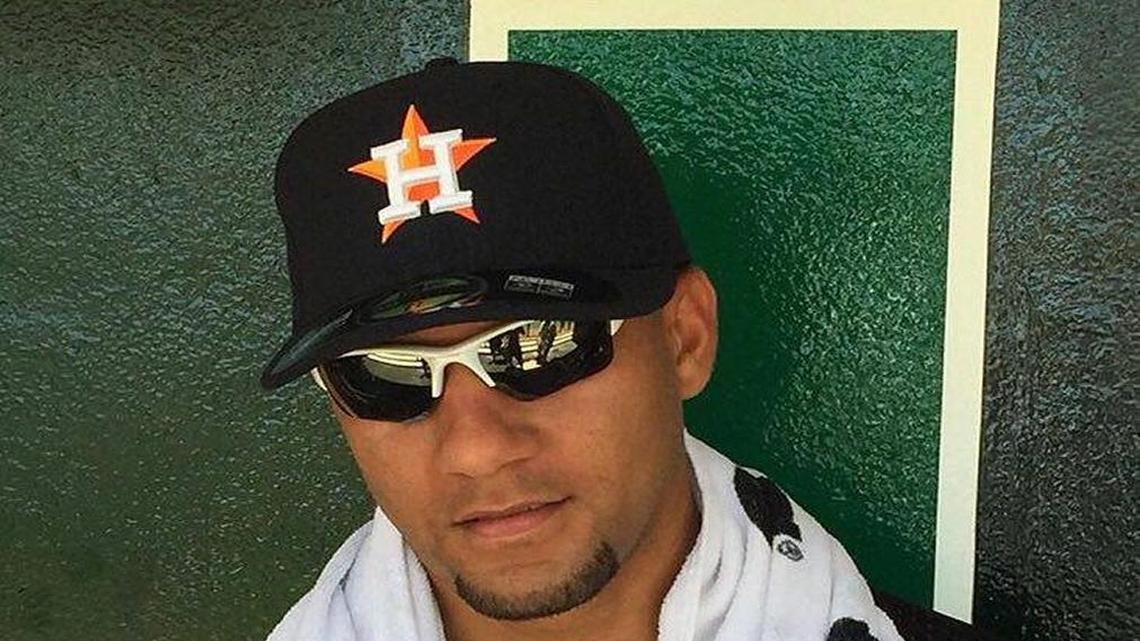 YULIESKI GURRIEL con indumentaria de los Astros de Houston.