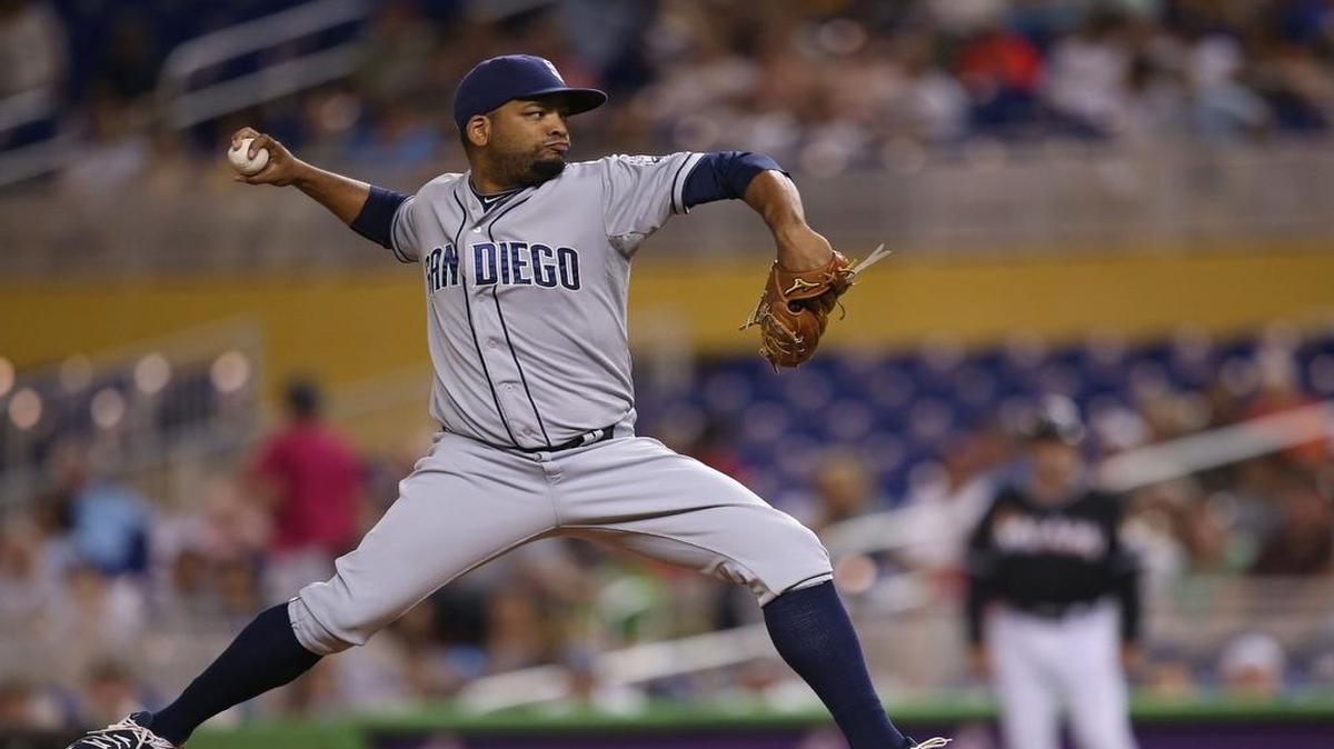 El cubano Odrisamer Despaigne, de los Padres, lanza contra los Marlins, el 1ro de agosto del 2015, en Miami.
