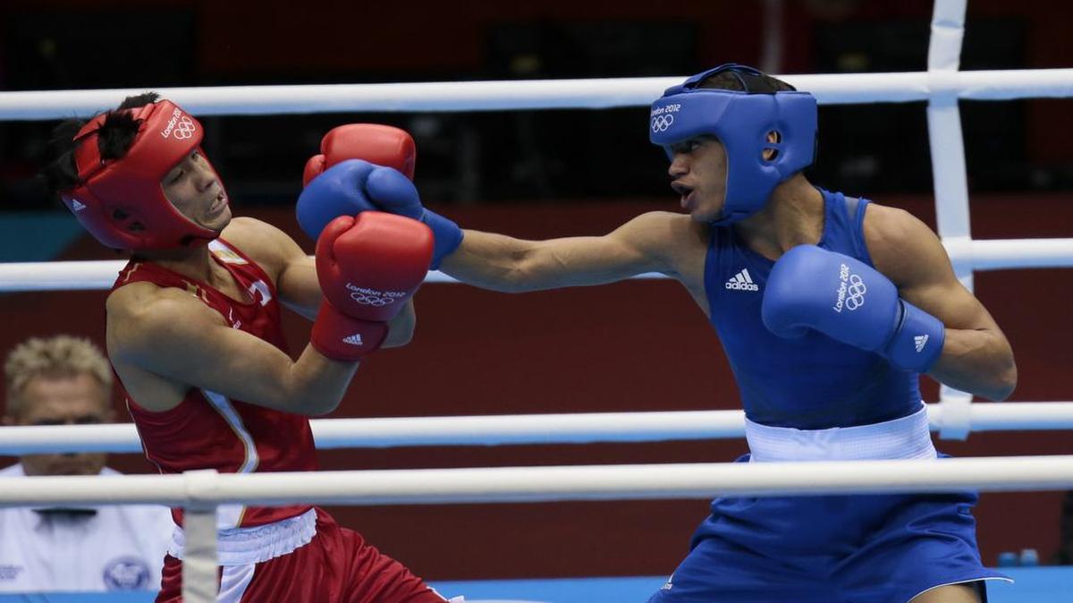 El boxeador cubano Robeisy Ramírez (der.) ganó la medalla de oro en la división de 52 kilogramos en la Olimpiada de Londres, el 10 de agosto del 2012.