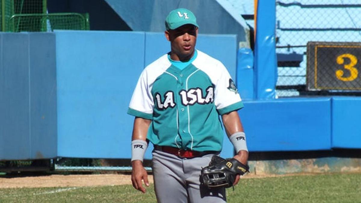 Michel Enríquez, del equipo Isla de la Juventud, es uno de los tres jugadores a quienes les fue levantada la sanción por la federación de béisbol cubana.