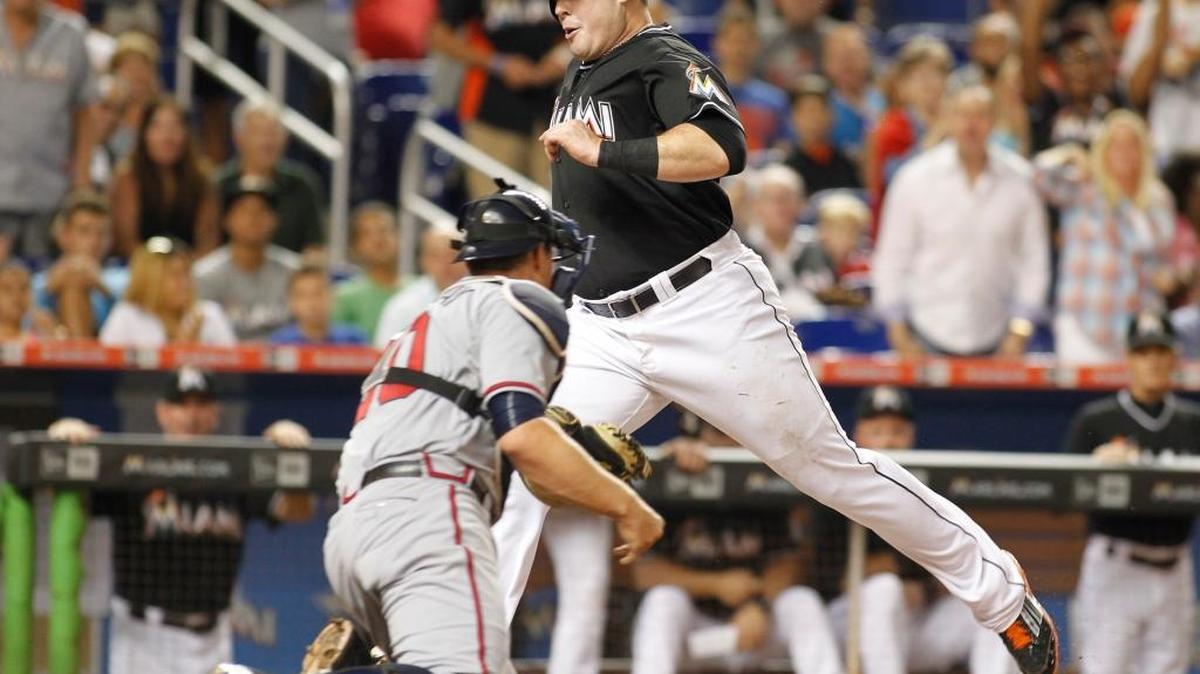 
Justin Bour es sorprendido por el catcher de los Bravos Ryan Lavarnway (30), cuando trataba de anotar ante un hit de Derek Dietrich en el cuarto inning, en el triunfo de los Marlins, el sábado 26 ded septiembre del 2015.
