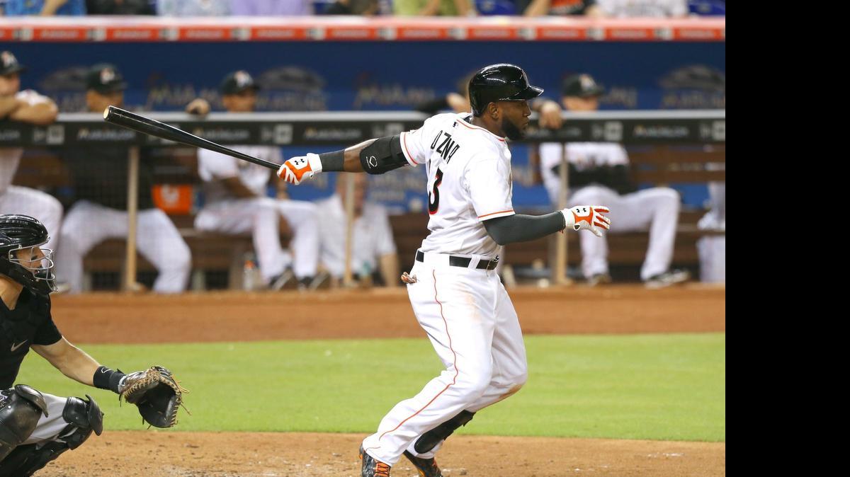 
Marcell Ozuna, de los Marlins, conecta un sencillo impulsor en el cuarto episodio contra los Rockies, la noche del viernes.
