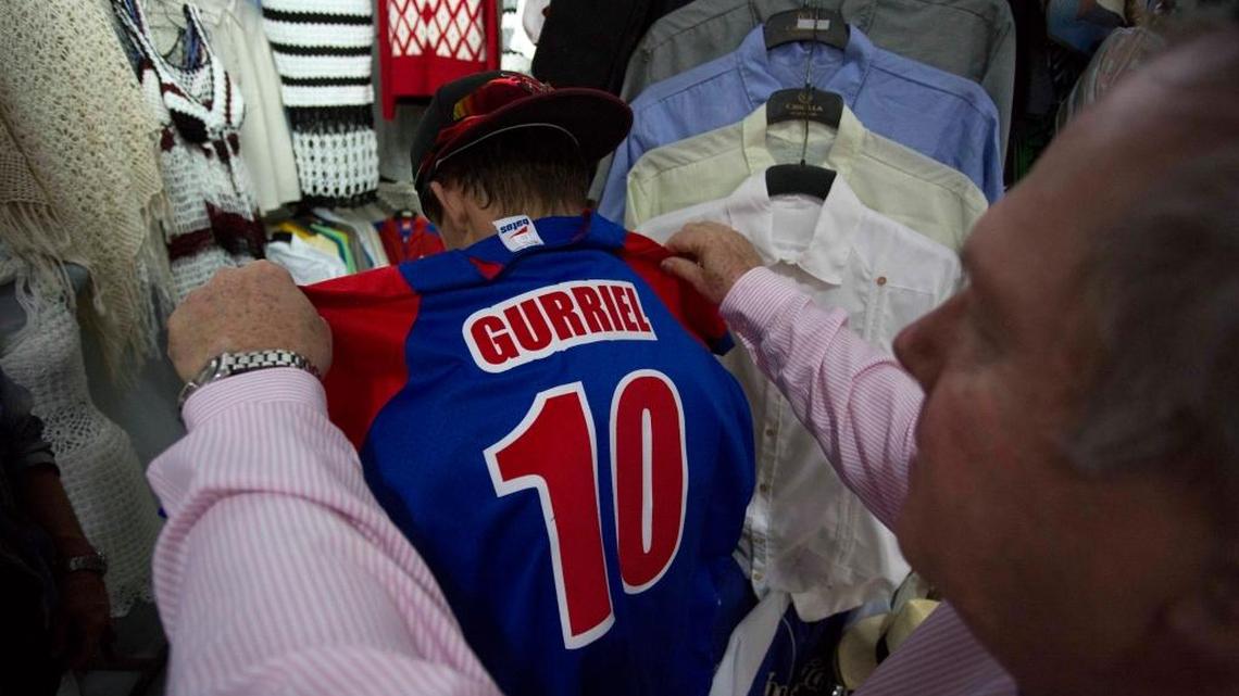 UN TURISTA de la Florida, Josiah Clark, contempla una camisa con el nombre de Yulieski Gourriel el 8 de febrero en La Habana.