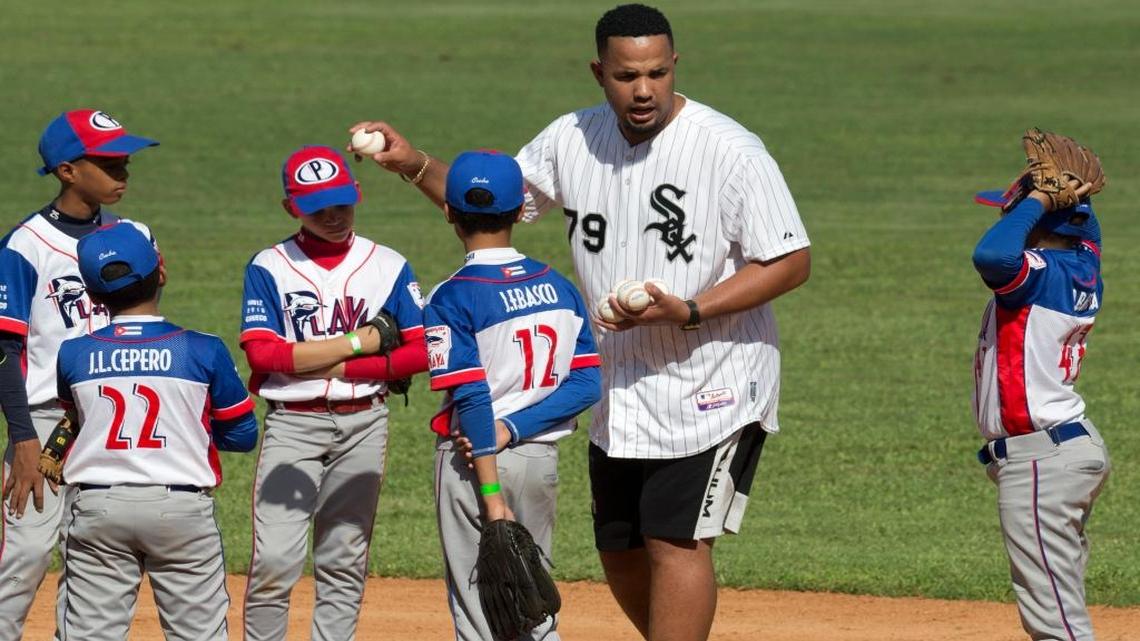 JOSÉ ABREU, primera base de Chicago, durante un entrenamiento con chicos en La Habana el 16 de diciembre del 2015.